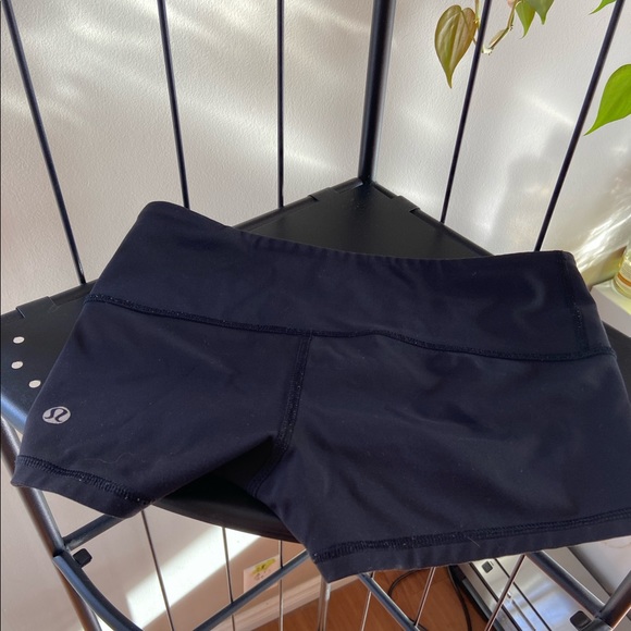 Lulu booty shorts size 2 - Picture 1 of 3